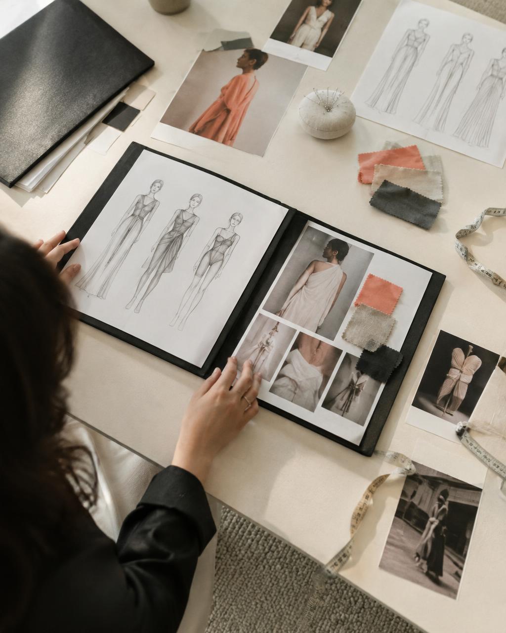 Moda portfolyosu hazırlayan öğrenci